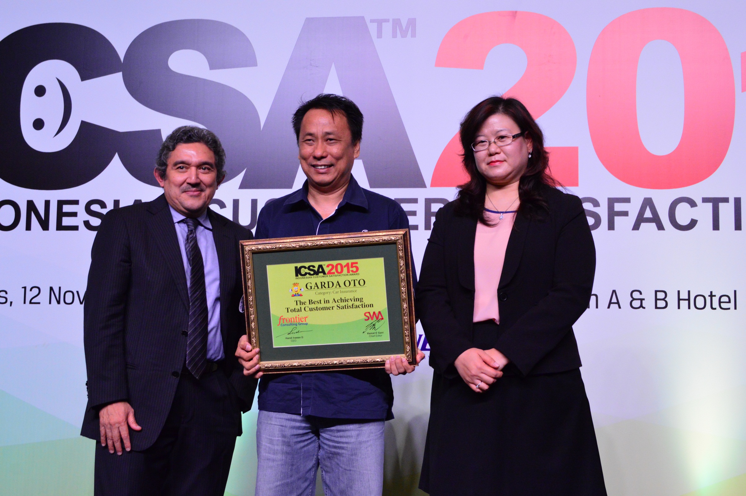 CEO Asuransi Astra menerima penghargaan Indonesian Customer Satisfaction Award 2015
