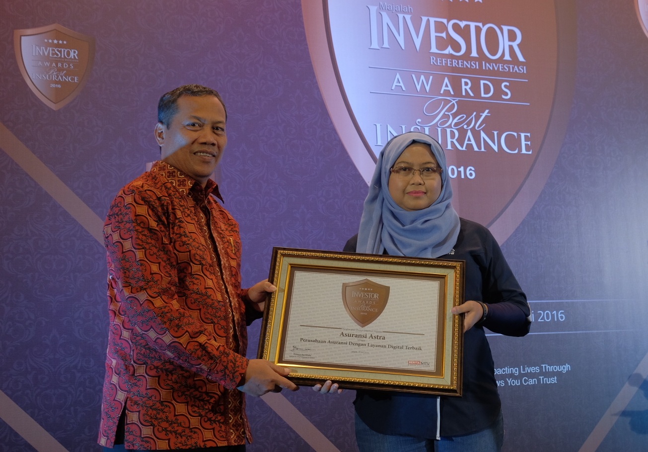 SVP Digital Channel Asuransi Astra, Lusi Liesdiani menerima penghargaan dari Investor Best Insurance Awards