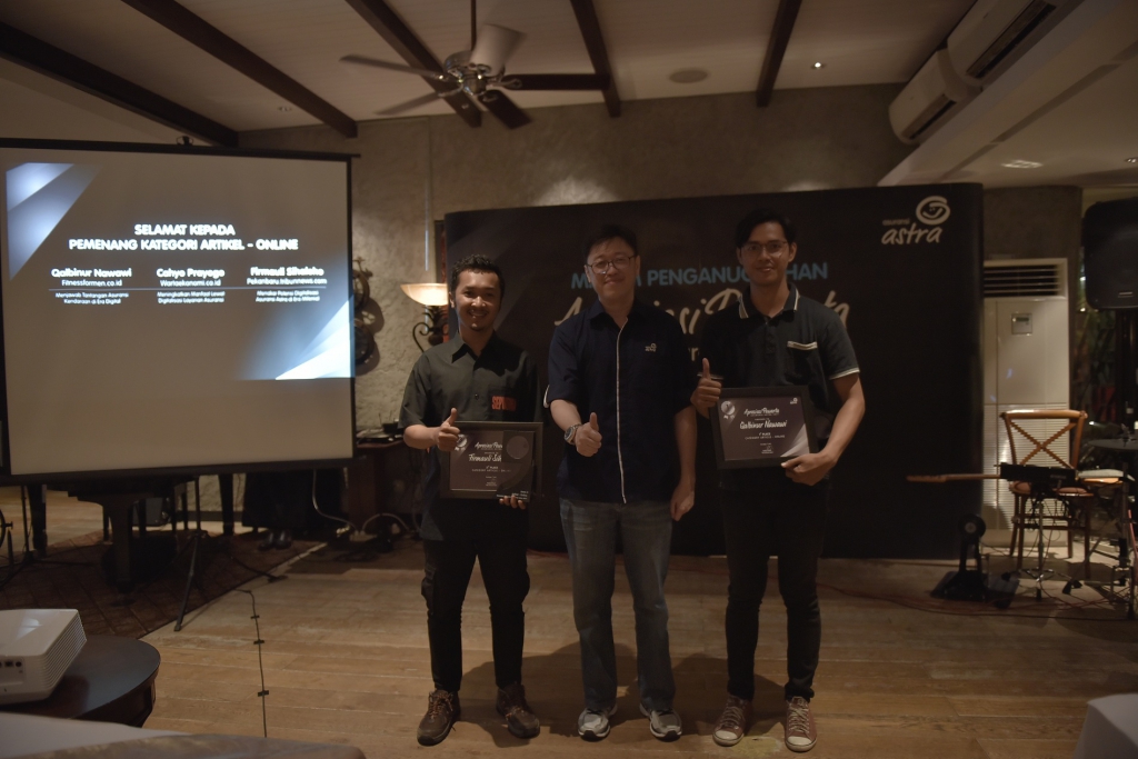 Rudy Chen, CEO Asuransi Astra (tengah) berfoto bersama para pemenang kat...