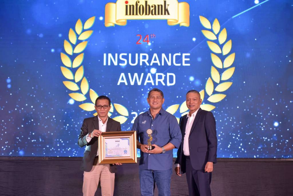 Finance Director Asuransi Astra, Maximiliaan Agatisianus saat menerima dua kategori penghargaan sekaligus dalam 24th Infobank Insurance Awards 2023.